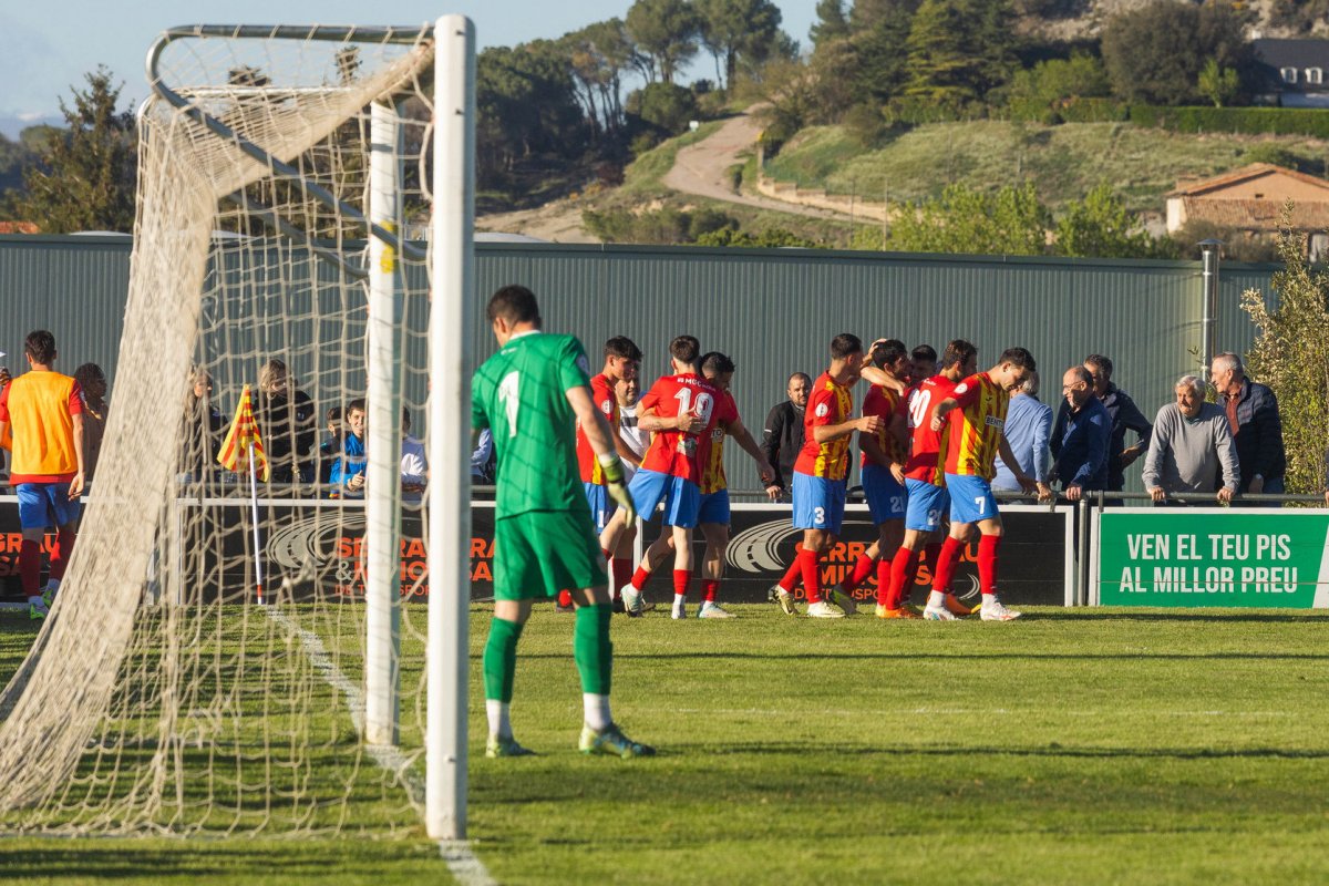 Els jugadors del Tona celebren un dels gols aconseguits en el partit contra la Pobla de Mafumet de fa unes setmanes