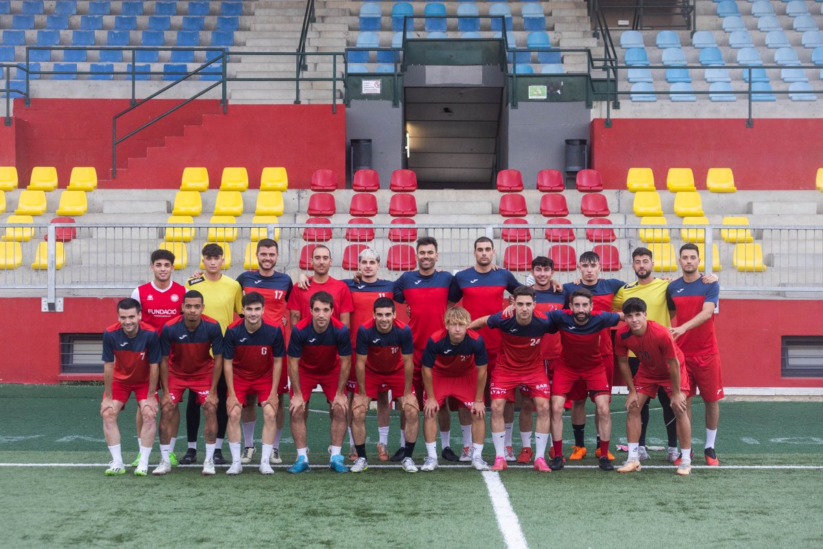 Foto d'equip de la UE Vic, que té per davant una remuntada si vol continuar en el camí cap a la Tercera RFEF