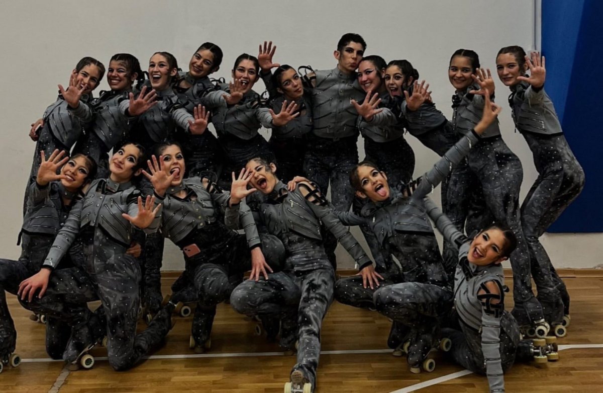 Les patinadores del xou júnior del Tona mostrant amb les mans el cinquè lloc obtingut en l'europeu 