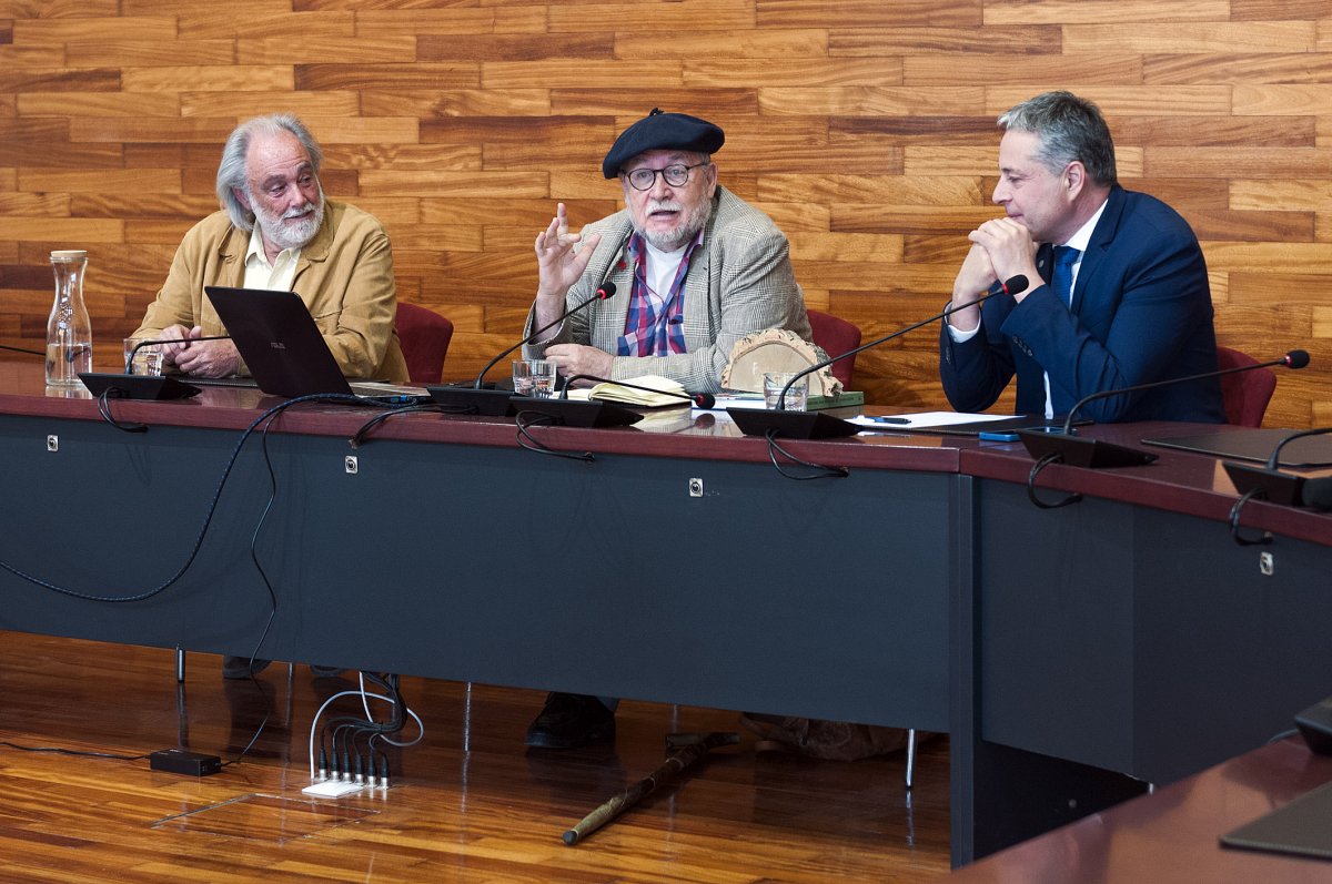 Martí Boada, al centre, durant la seva xerrada a la Festa de l'Arbre de Sant Joan