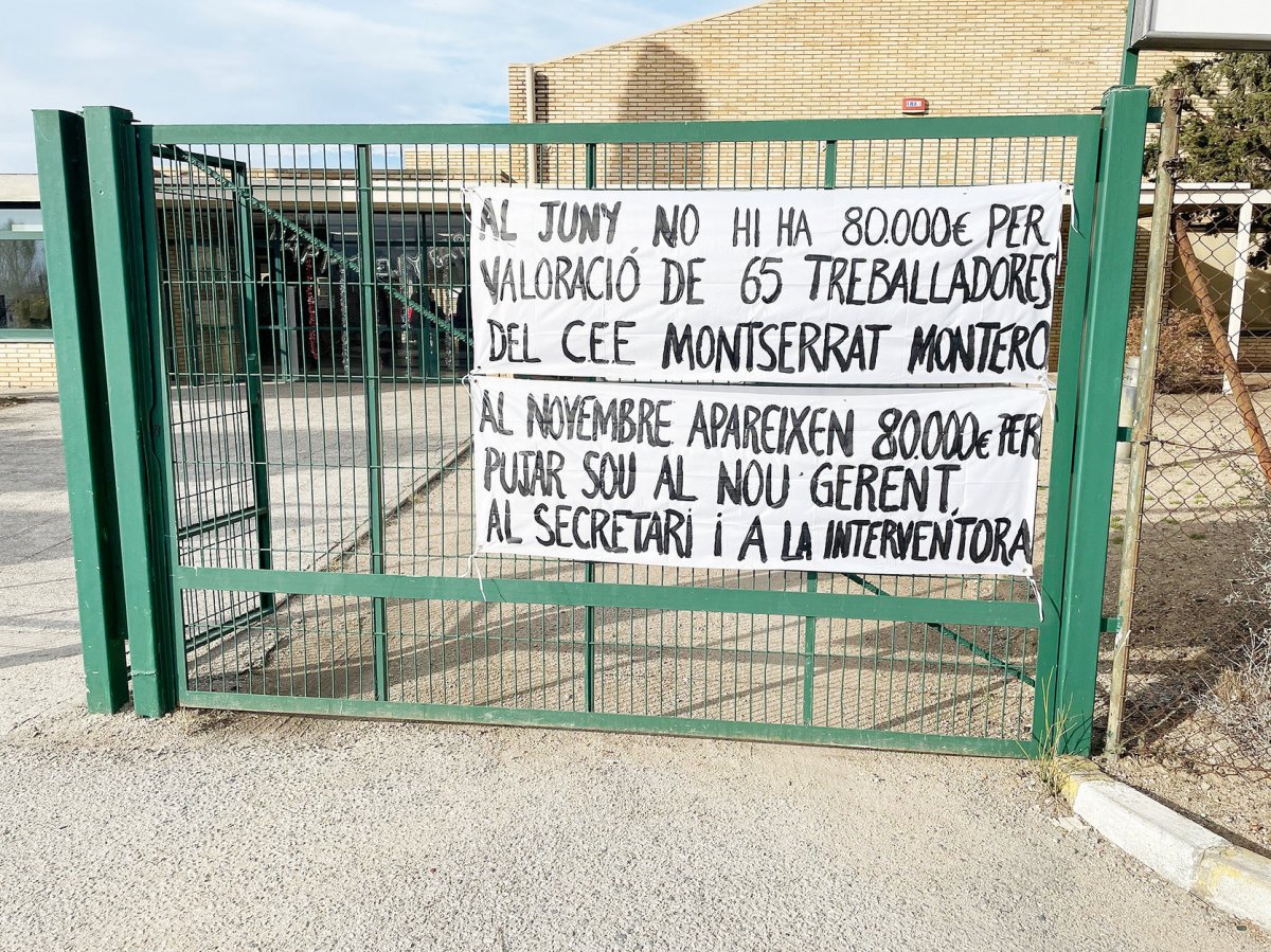 Una pancarta penjada a l'escola a principis de gener
