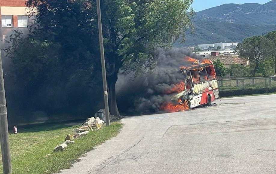 L'autobús en flames just a l'arribada dels bombers