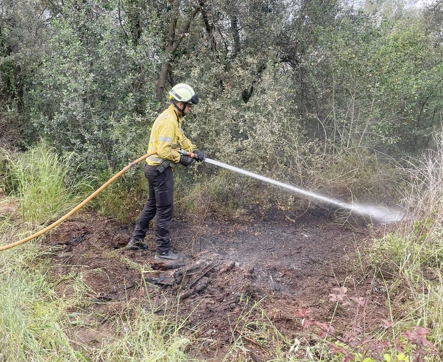 Membres de l'ADF apagant un dels focs