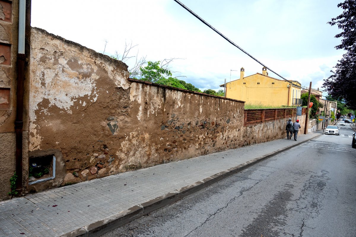 El solar de Can Aymerich fa façana amb el carrer Major