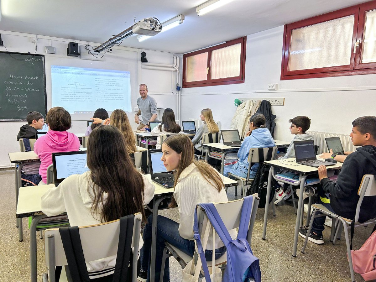 Els alumnes llegeixen històries de la plataforma a l’aula, però també poden fer-ho des de casa