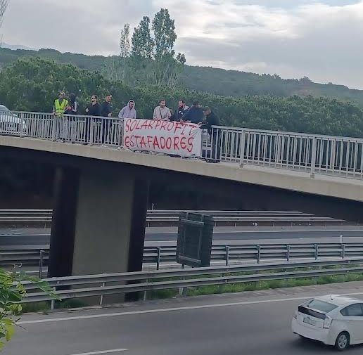 Els treballadors han penjat pancartes a l'AP-7 a l'alçada de Llinars