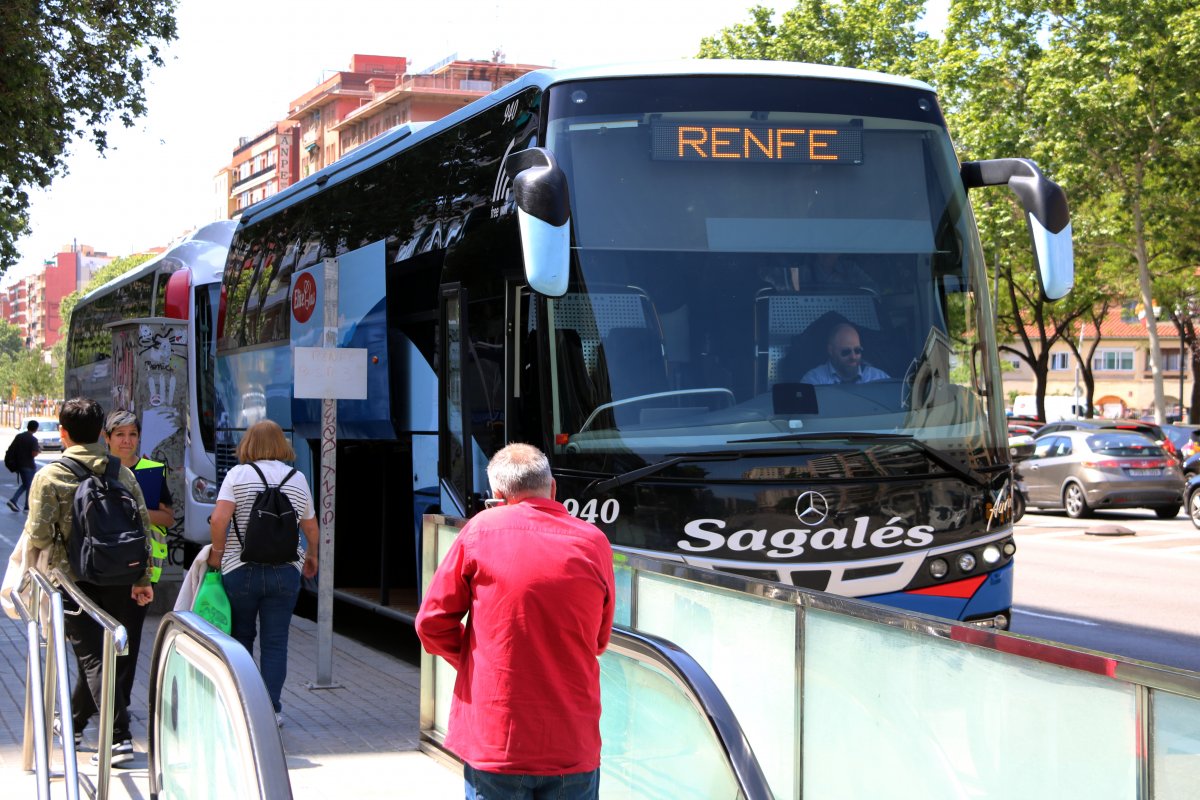 Autobusos a l'avinguda Meridiana, a Barcelona, per cobrir el recorregut tallat de l'R3