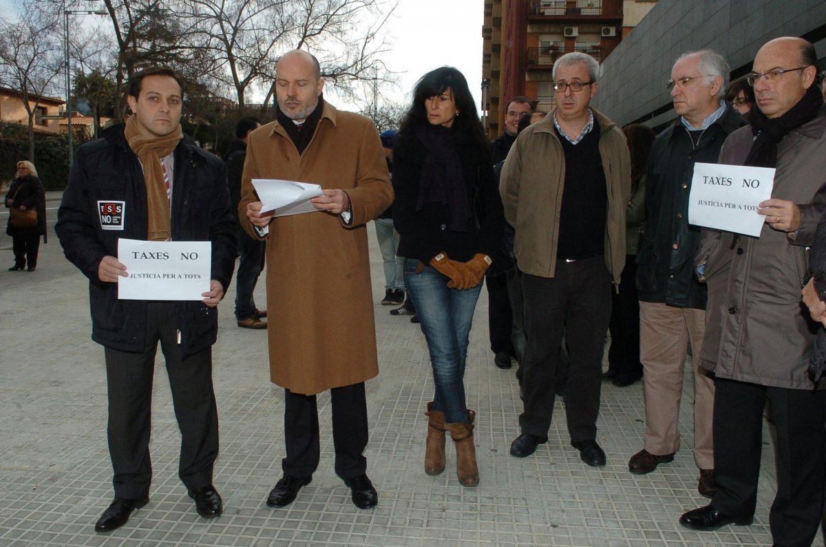 Daví amb altres representants de la judicatura i dels advocats en una concentració per demanar els nous jutjats