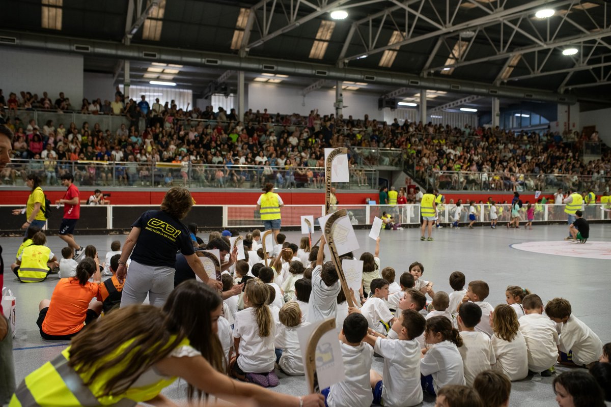 Molt públic va omplir durant tota la jornada les graderies i els espais de la zona esportiva de Manlleu