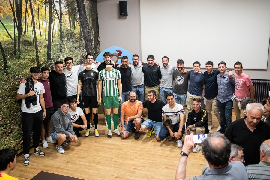 Foto de família dels jugadors que formaran part del recuperat FC Olost