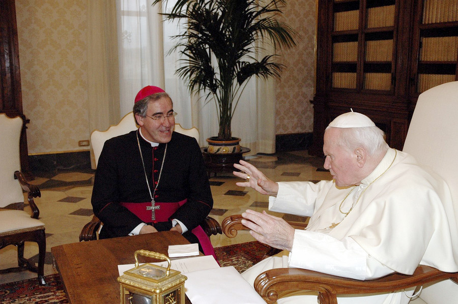 El primer bisbe de Terrassa, Saiz Meneses, amb el papa sant Joan Pau II en una visita a Roma el 21 de febrer de 2005