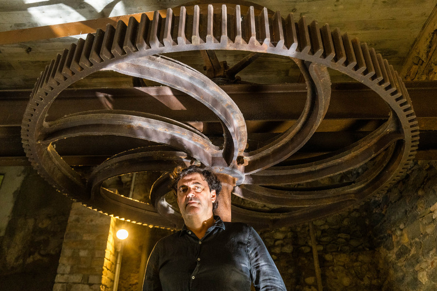 Carles Garcia, amb l'antiga turbina de tipus Fontaine del Museu