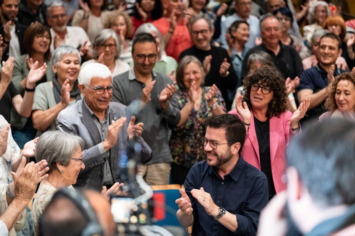El president de la Generalitat en funcions, Pere Aragonès, es va endur la primera ovació de l'acte a pocs dies de deixar la primera línia política