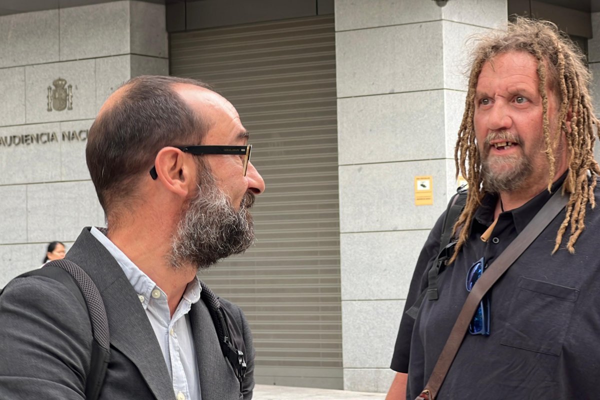 L'osonenc Txevi Buigas, amb un dels advocats aquest dijous a Madrid