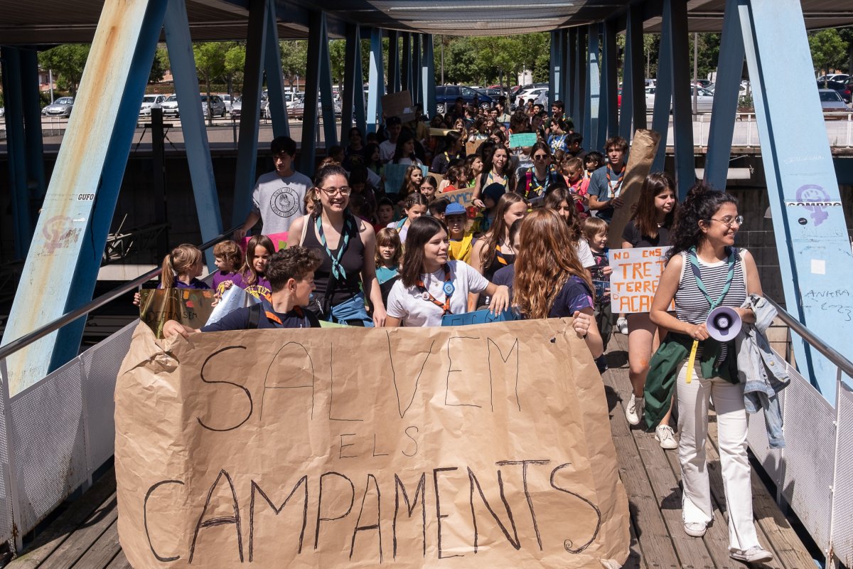Els concentrats, en el moment de sortir de l’estació de Vic i començar el recorregut amb la pancarta “Salvem els campaments”