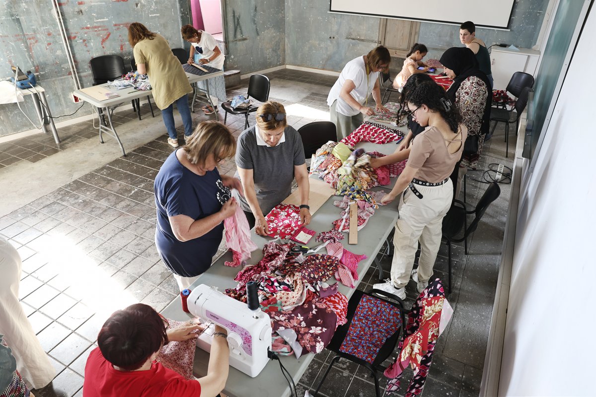 Participants en el taller de costura de Manifesta 15