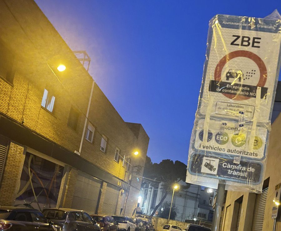 Un cartell de la zona de baixes emissions entre els carrers Jaume Balmes i Torras i Bages