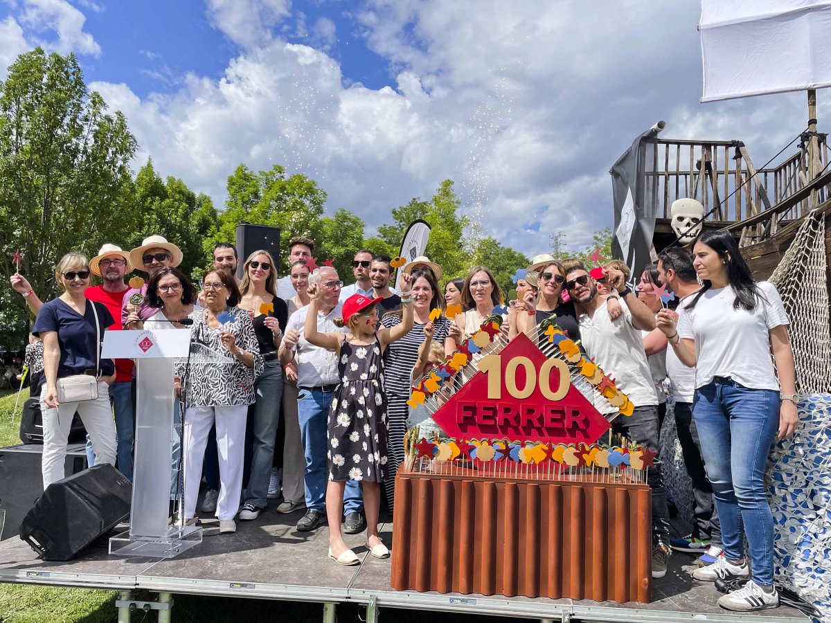 Diferents generacions de la família Ferrer en el moment de tallar el pastís del centenari, aquest diumenge