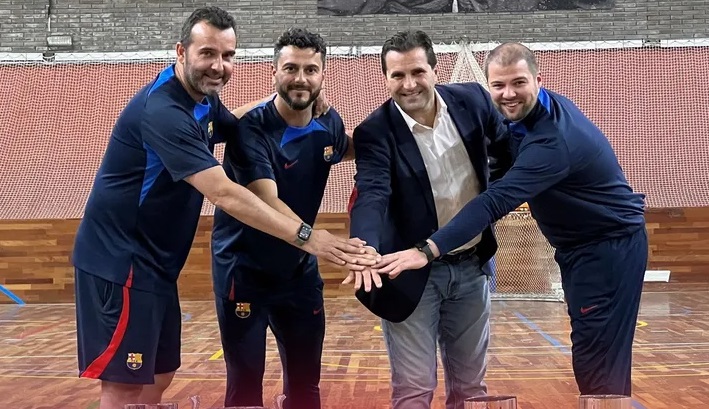 Moreno, primer per la dreta, amb representants del cos tècnic de la base del Barça que ha aconseguit diversos èxits els últims anys