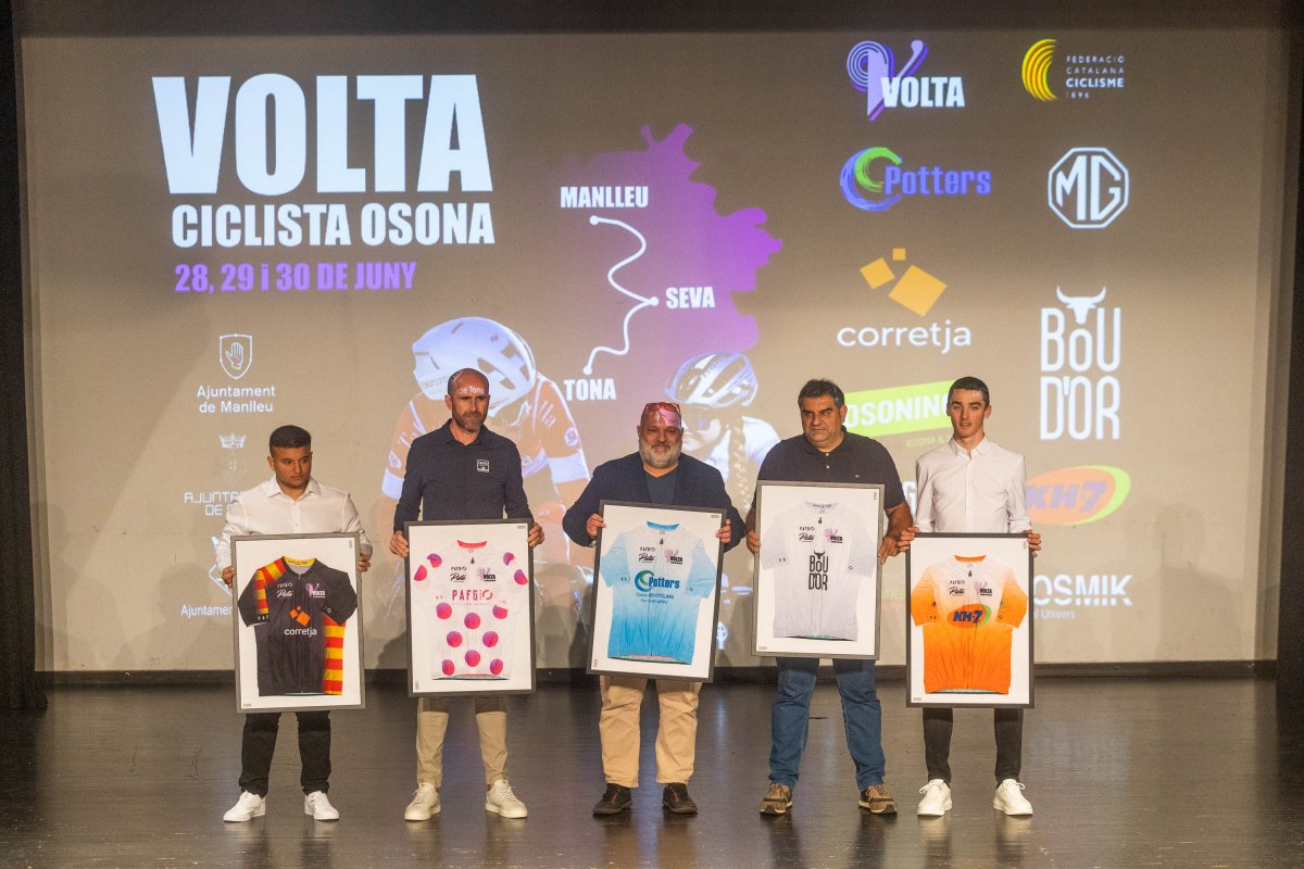 Els mallots de la cursa amb els representants dels diversos patrocinadors