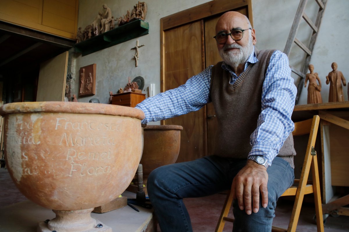 Francesc Fajula, amb una de les jardineres de ceràmica que completaran l'entorn