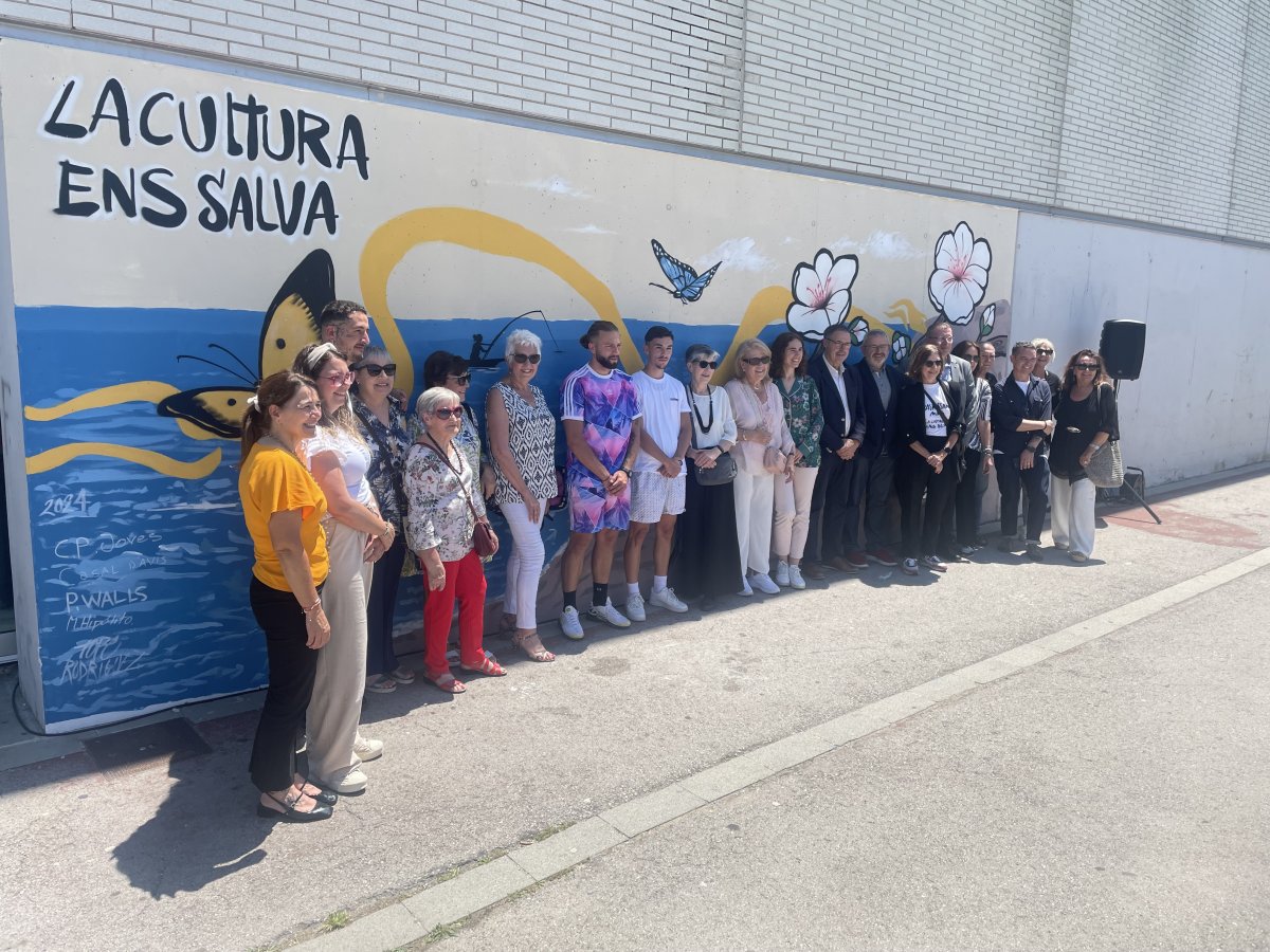 LFoto de família davant del mural a la presentació d'aquest dimecres a la Roca