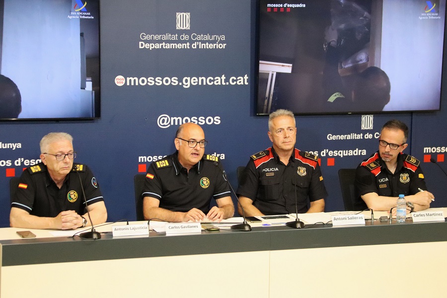 Membres de Vigilància Duanera i Mossos d'Esquadra fent balanç de l'operació aquest dimecres a Barcelona