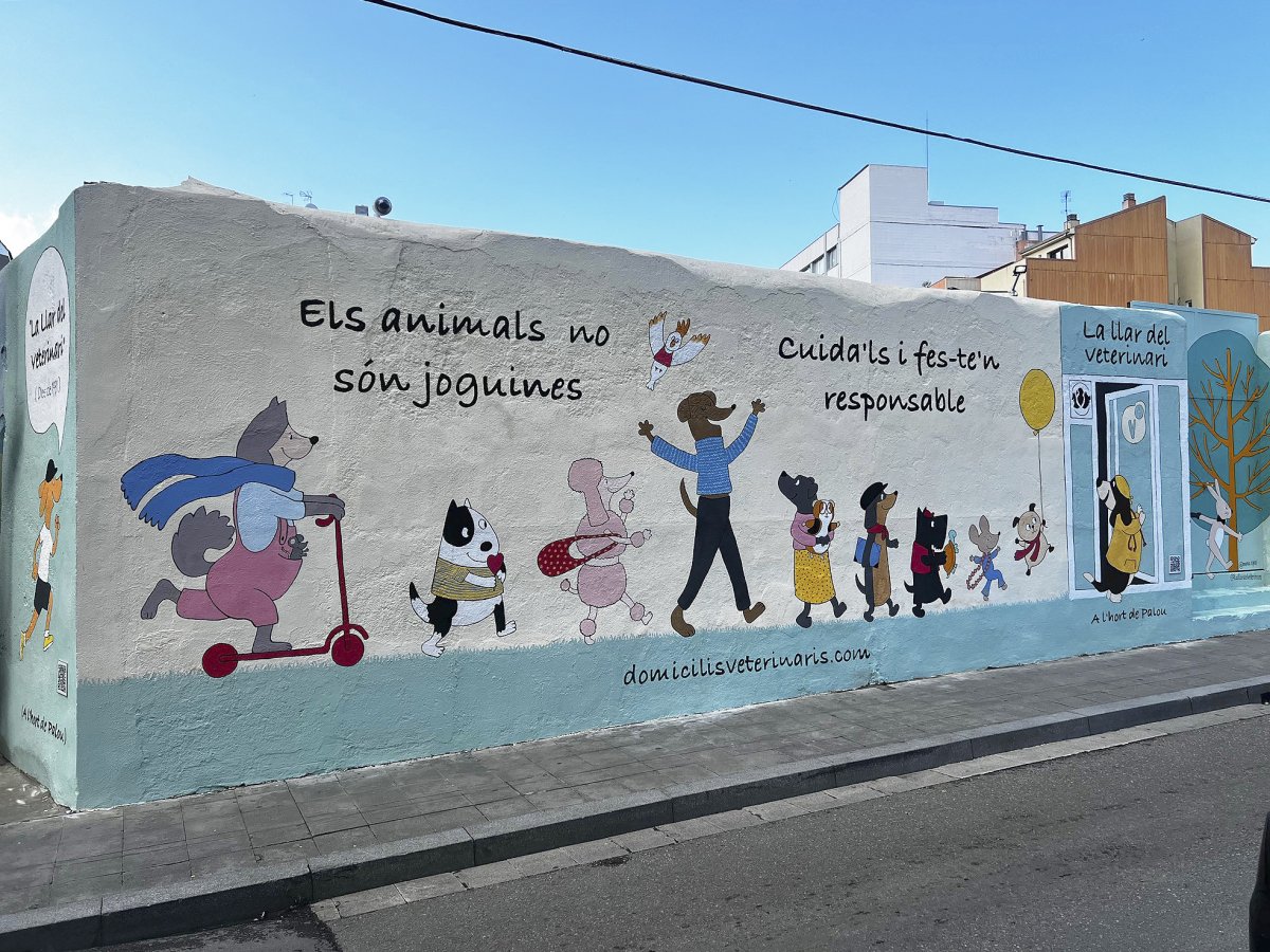 El mural, on apareixen animals caracteritzat amb elements d’éssers humans, és al carrer Sant Josep de Granollers