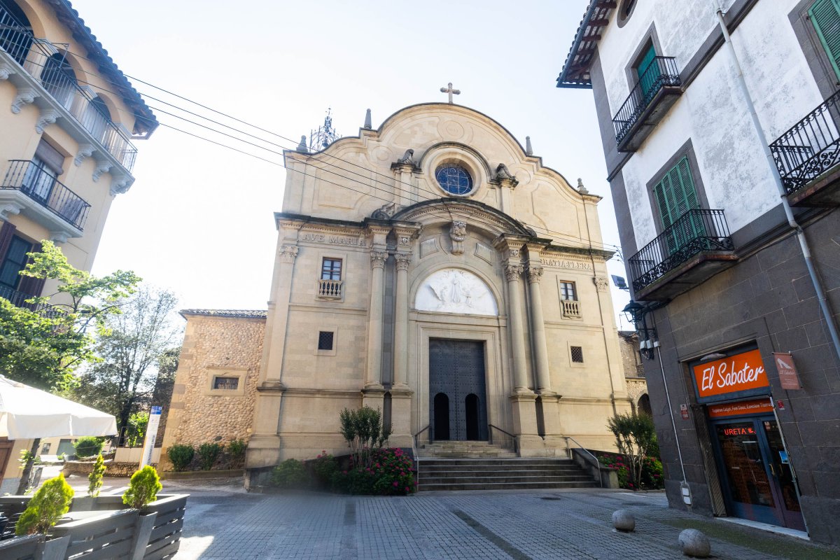L’entrada de l’església de Santa Maria de Manlleu, aquesta setmana