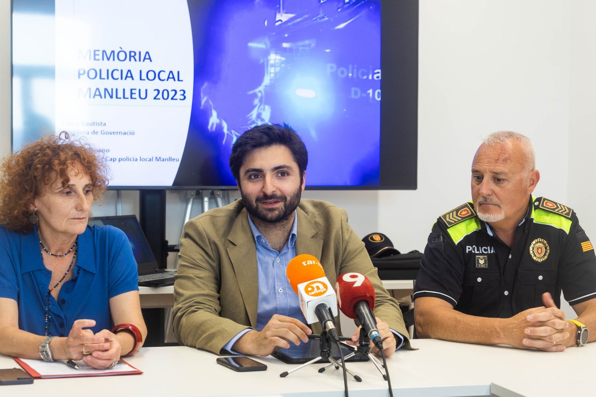 Lluïsa Bautista, Arnau Rovira i Moisès Gimeno presentaven dijous la memòria de la Policia Local de Manlleu de 2023