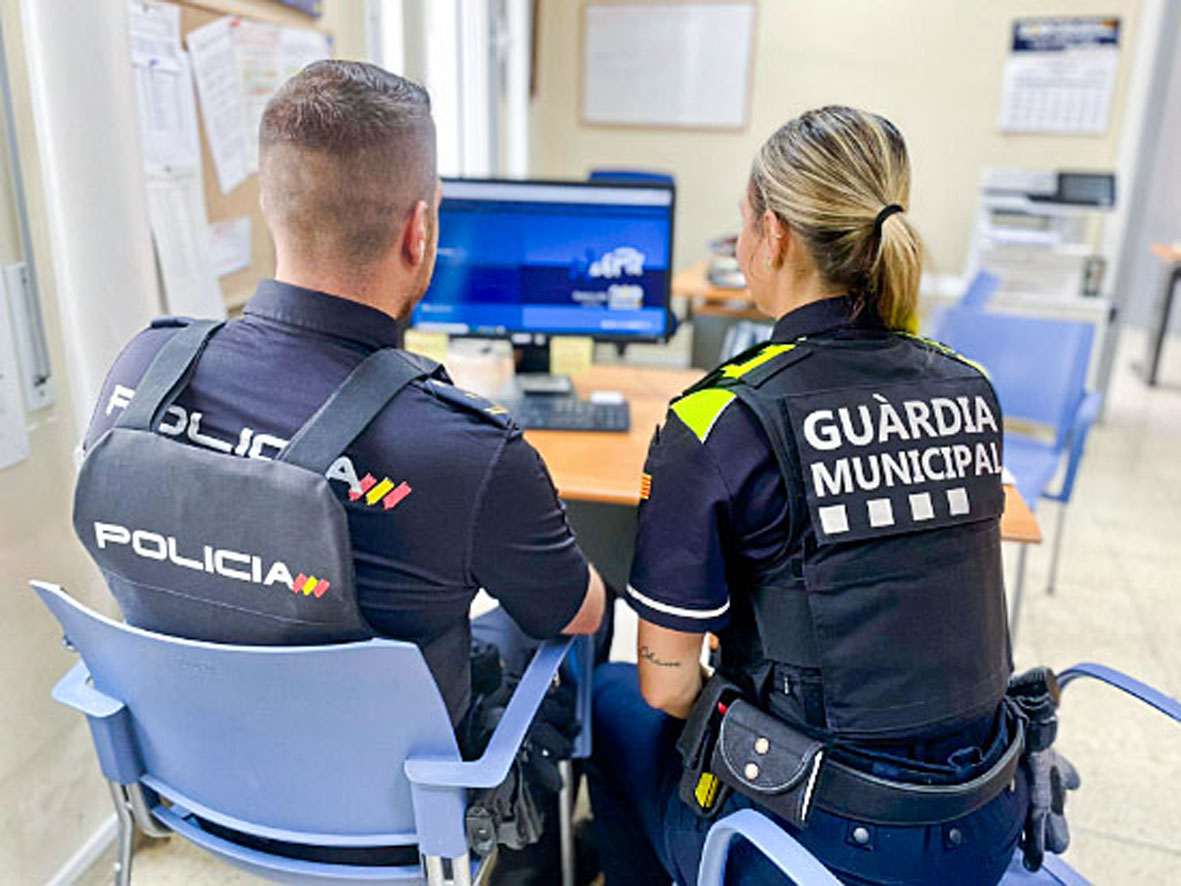 Agents de la Policia Nacional i de la Guàrdia Municipal de Balenyà treballant de forma conjunta