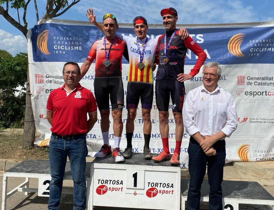 Pujols, al graó més alt del podi i vestint el maillot de campió català