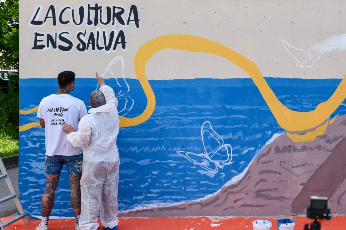 Un moment del procés d'elaboració del mural