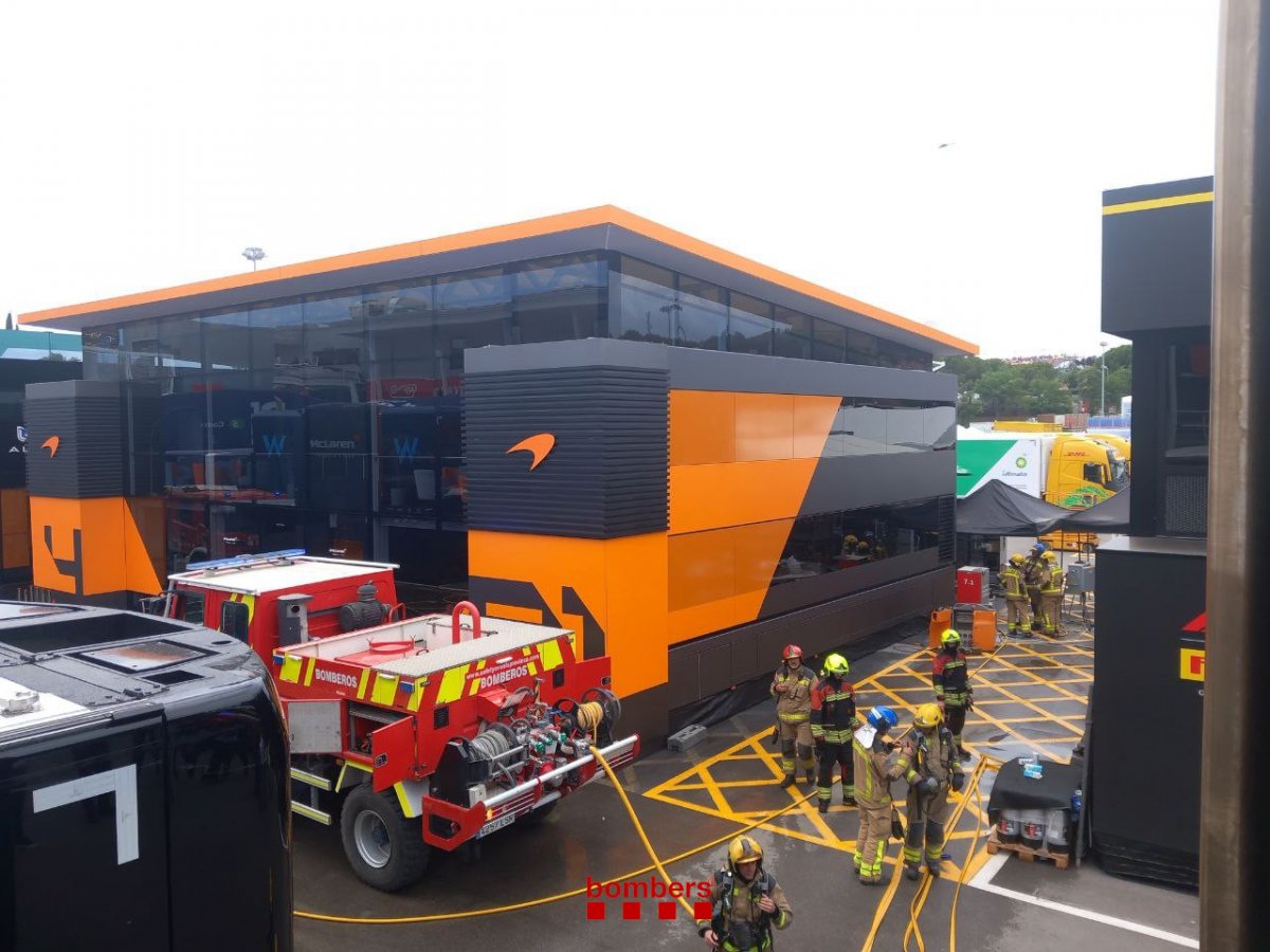 Efectius dels Bombers a l'entorn de l'hospitality de McLaren