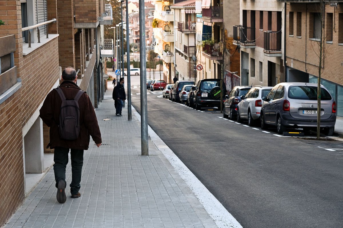 El carrer Josep Carner, reformat al 2018, va ser un dels primers on es van introduir arbres en calçada