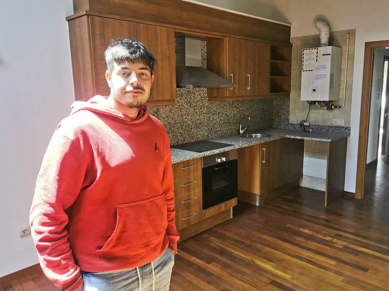 Quim López, un dels veïns que aquest dimecres van recollir les claus d'un nou pis al que han pogut accedit per sorteig