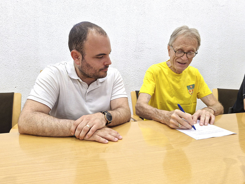 L'alcalde Eduard Vallhonesta amb XAvier Alfaràs, de l'ADF, signant el conveni