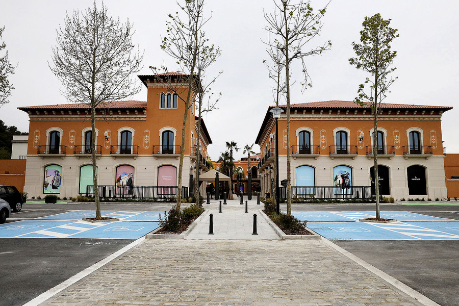 Una de les entrades de La Roca Village, a la Roca del Vallès