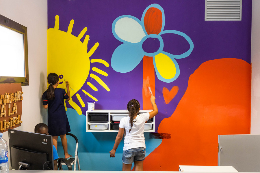 Alguns infants que formen part del projecte “Biblioteca del Montseny”, aquest dilluns pintant un mural al centre