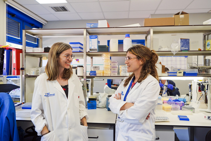 Marta Codina i Irene Valenzuela, al laboratori de l’Hospital Universitari Vall d’Hebron