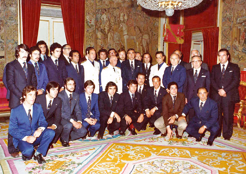 Jugadors i directius del BM Granollers amb Francisco Franco i altres dirigents de la dictadura el 1974 al palau del Pardo