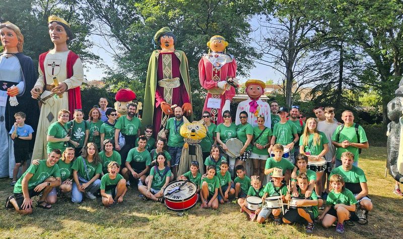 La nodrida comitiva de la colla gegantera de Santa Anna, dissabte amb els gegants i els gegantons del barri