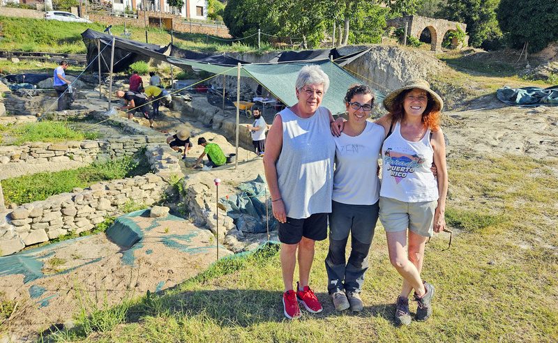 Montse Duran, Núria Cabanyes i Imma Mestres, dijous passat a peus del tram que s’ha excavat aquesta campanya