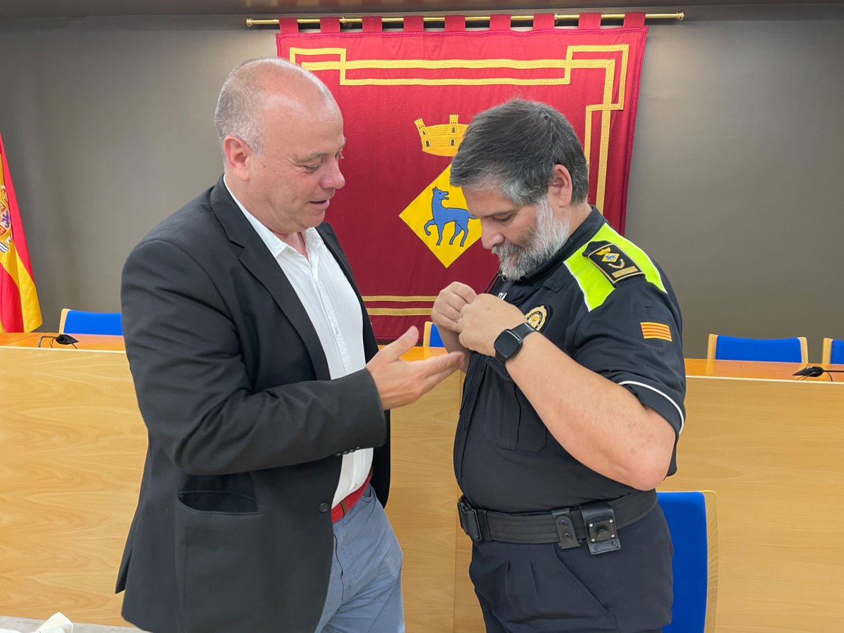 L'alcalde entrega la medalla amb distintiu vermell a Grinyó