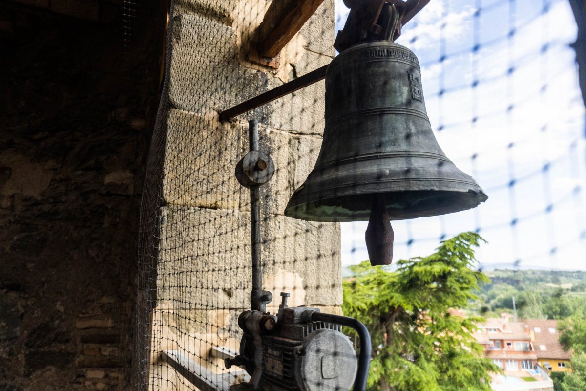 És la campana més antiga de Roda de Ter, data d'entre els segles XIV i XV