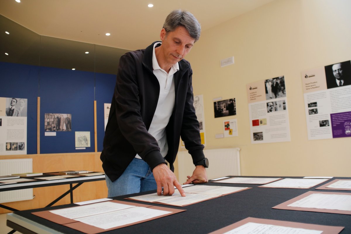 Lluís Bassaganya, autor de la recerca, amb alguns documents que formen part de l'exposició