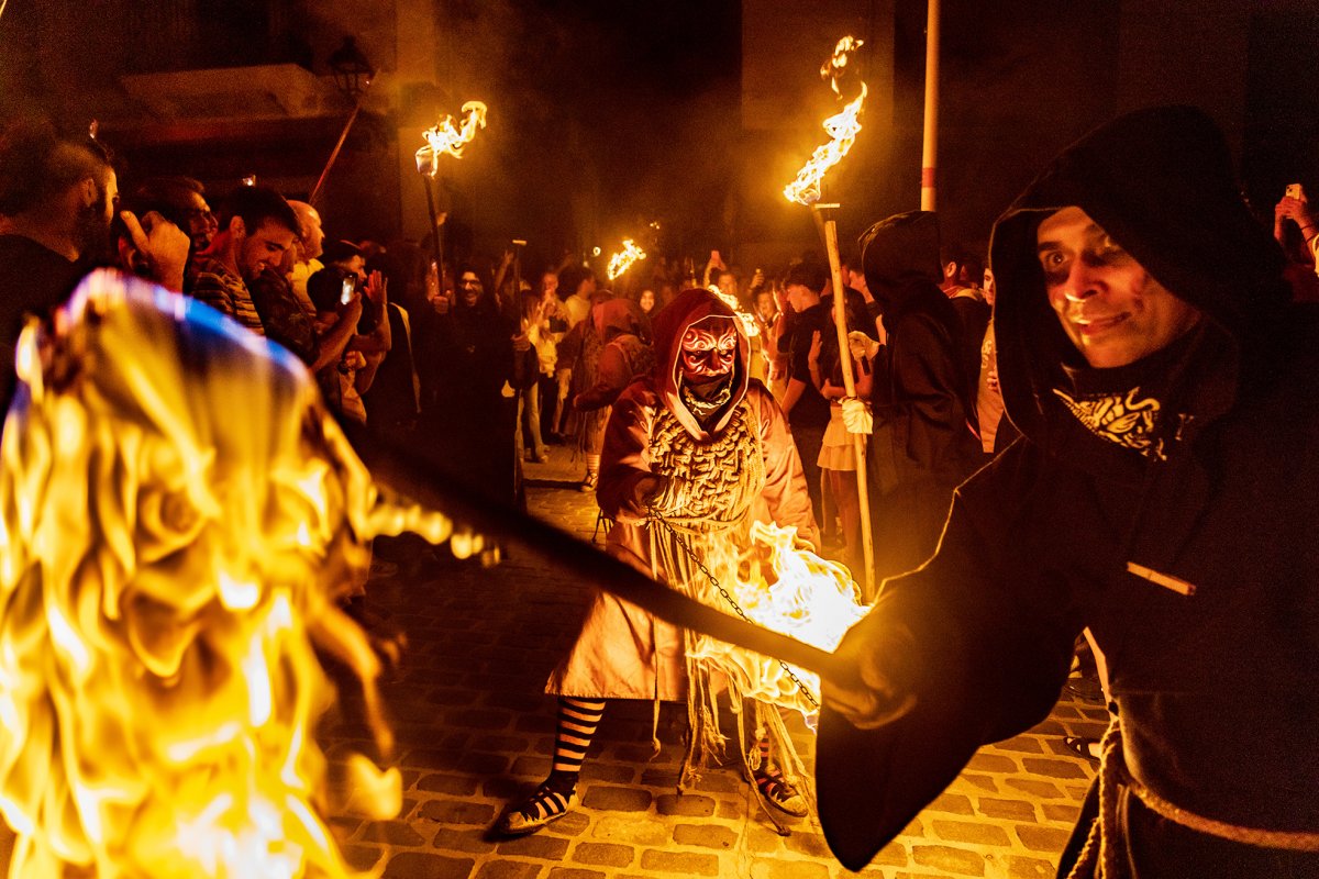 Les bruixes van portar el foc a la plaça