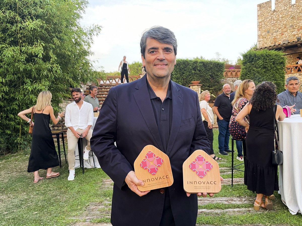 Valeri Salgot, amb els dos premis recollits dimecres a Girona