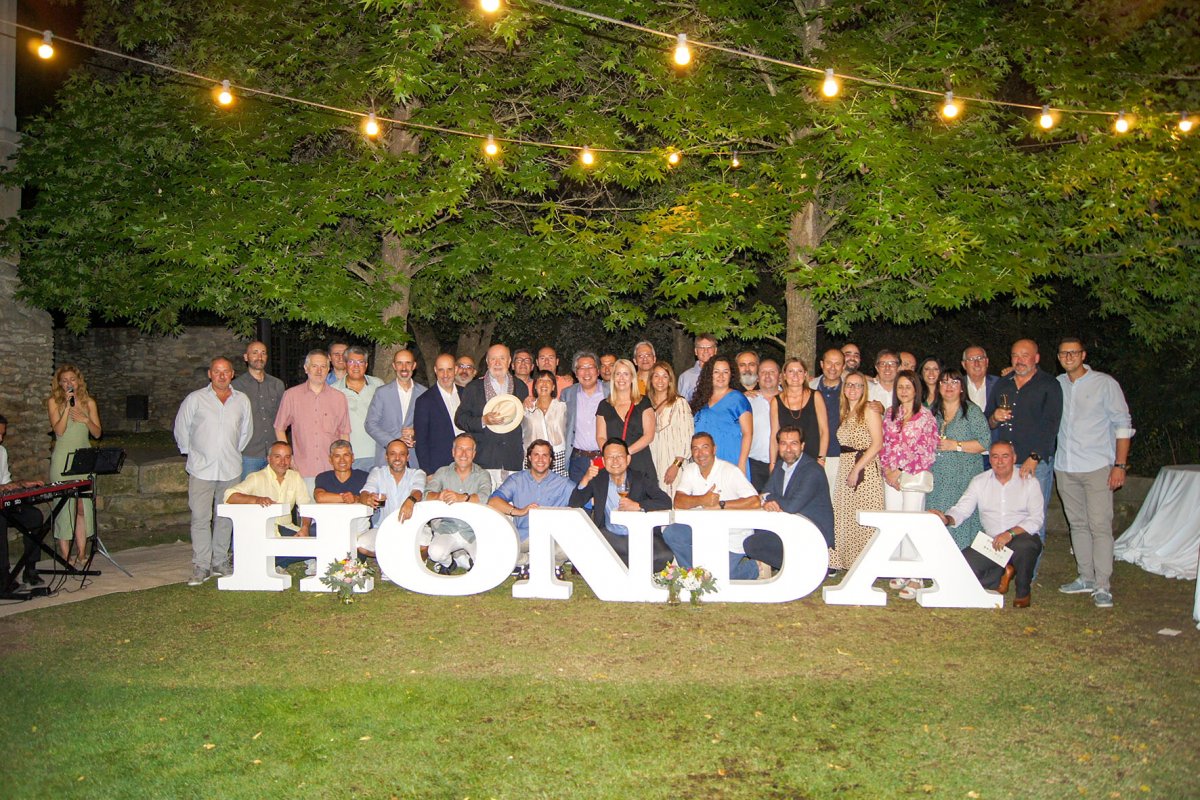 Foto de família dels responsables de Greens amb els representants d'Honda i els treballadors en la celebració dels 50 anys de la firma