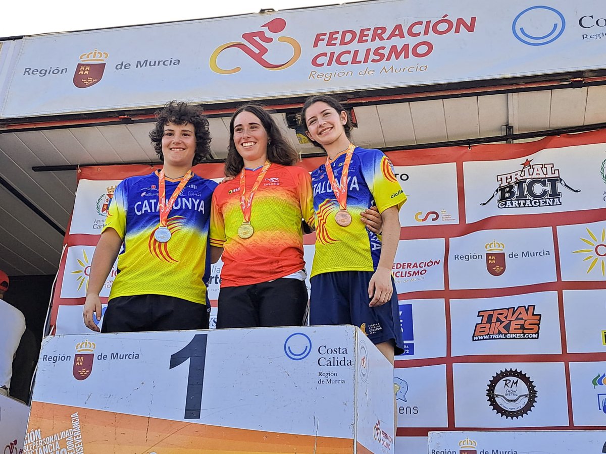 Alba Riera, a l’esquerra de la foto, al podi del Campionat d’Espanya